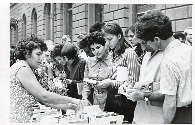 Продажа книг на проспекте К.Маркса в Полоцке в день празднования Дня книги, посвященного Ф.Скорине. 1972 г.