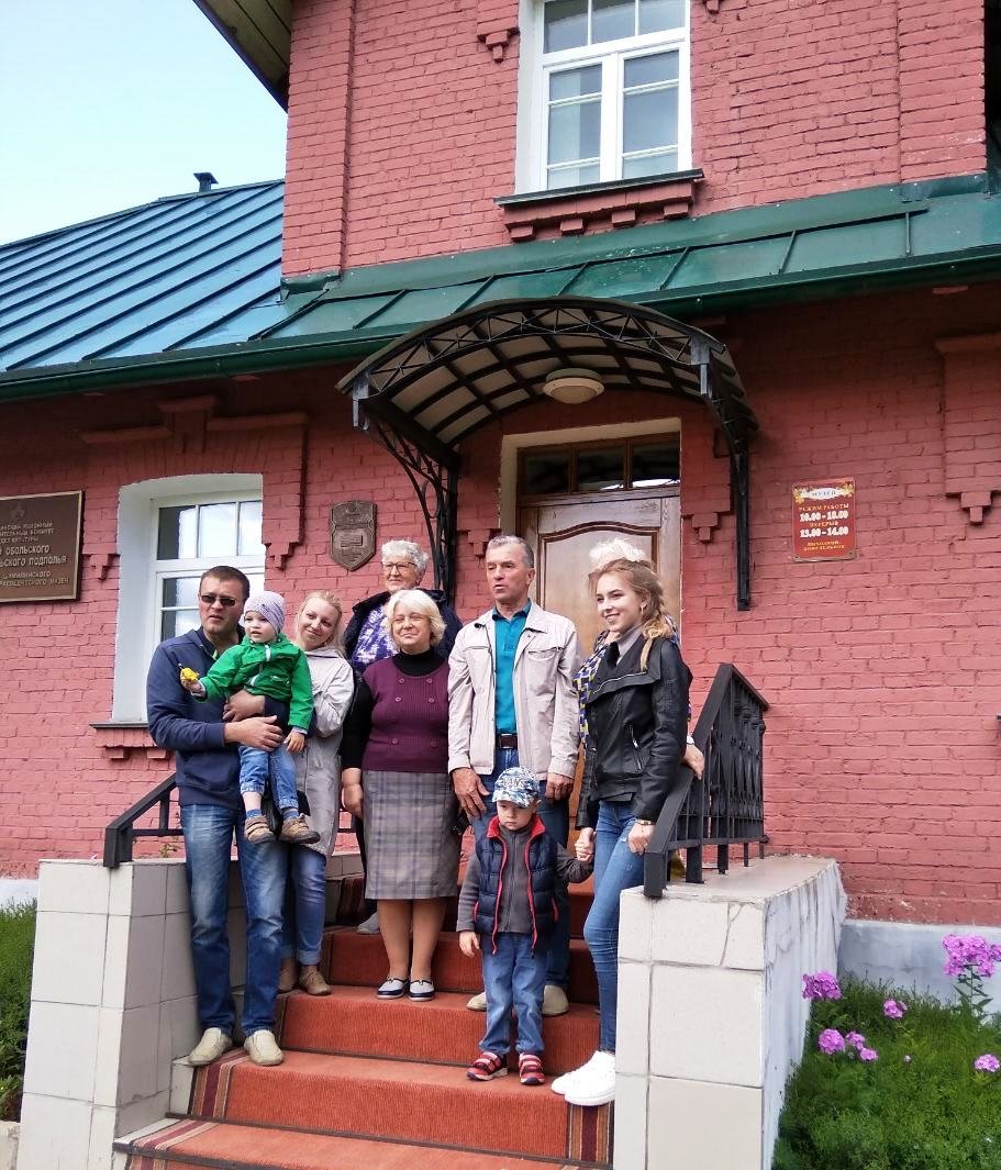 Сакмаркин В.Н. с родными и друзьями во время посещения музея Обольского комсомольского подполья